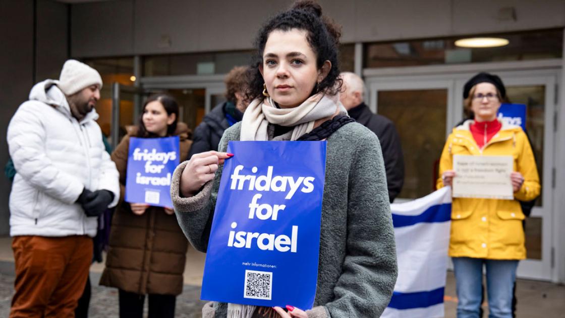 Die Präsidentin der Jüdischen Studierendenunion Deutschlands (JSUD) Hanna Velier bei einer Demonstration vor der Freien Universität in Berlin, 15.12.2023 (IMAGO / Emmanuele Contini)