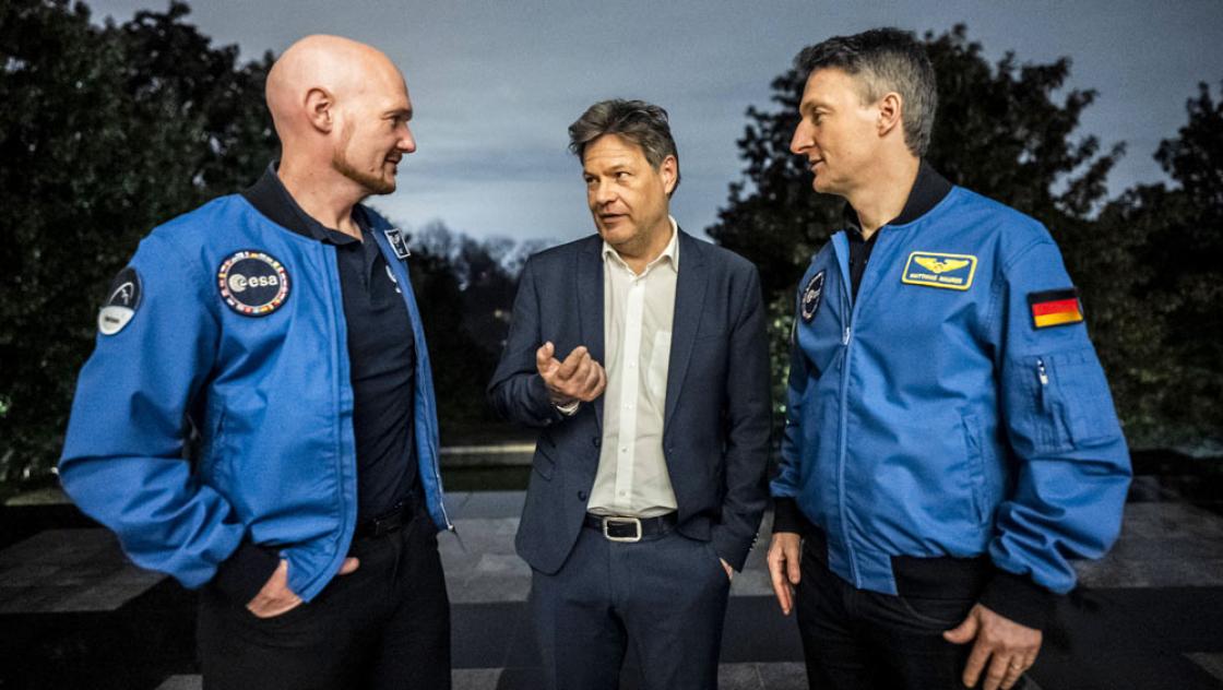 Alexander Gerst und Matthias Maurer (ESA) mit Bundesminister Robert Habeck in der Deutschen Botschaft in Washington, 7.3.2024 (IMAGO / Dominik Butzmann / BMWK / photothek.de) 