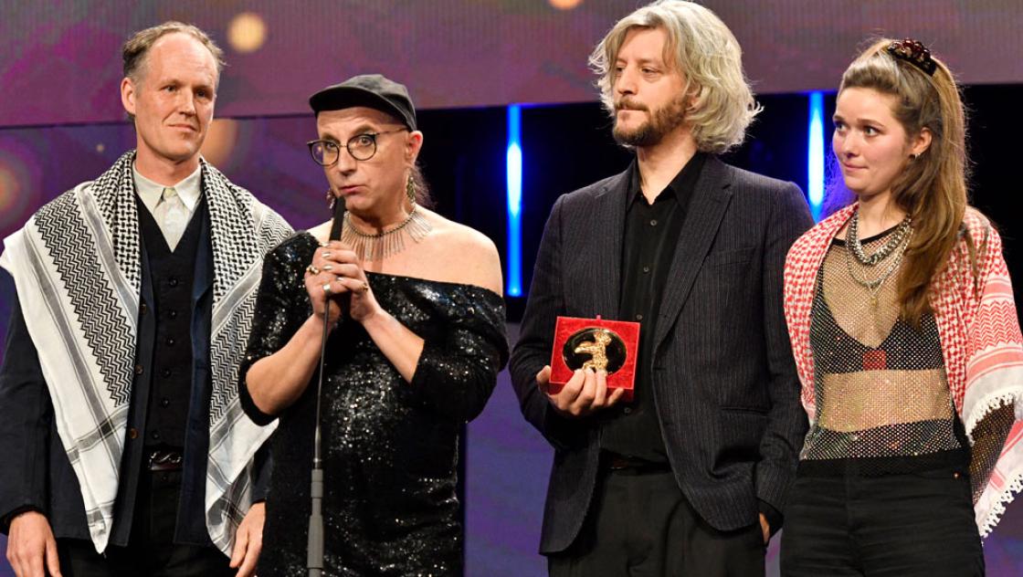 Ben Russell, Jay Jordan, Guillaume Cailleau und Servan Decle mit dem Preis für den besten Film Direct Action auf der Berlinale 2024, 24.2.2024 (IMAGO / N. Kubelka / Future Image)