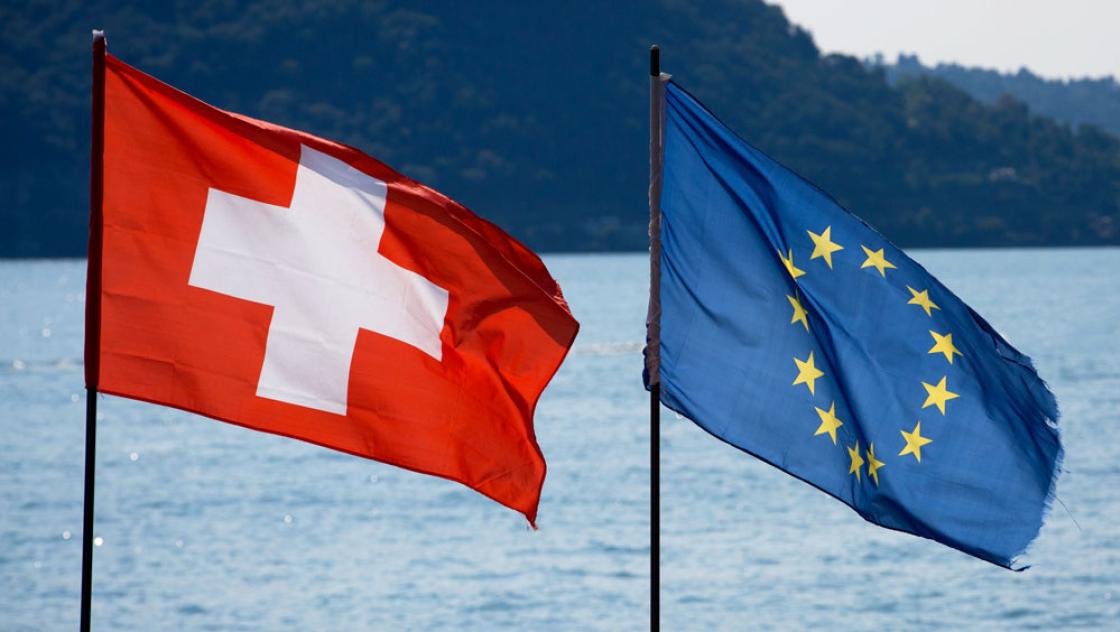 Flaggen der EU und der Schweiz, 13.9.2019 (IMAGO / CHROMORANGE)