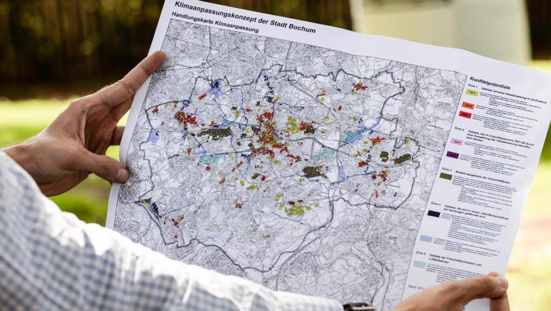 Die Handlungskarte Klimaanpassung der Stadt Bochum. Mit ihrem Klimaprojekt »Baum-Rigolen« erprobt die Stadt Bochum, wie Vorsorge gegen Überschwemmungen und bei Hitze umgesetzt werden kann. Foto vom 13.8.2015 (IMAGO / Funke Foto Services / Ingo Otto)