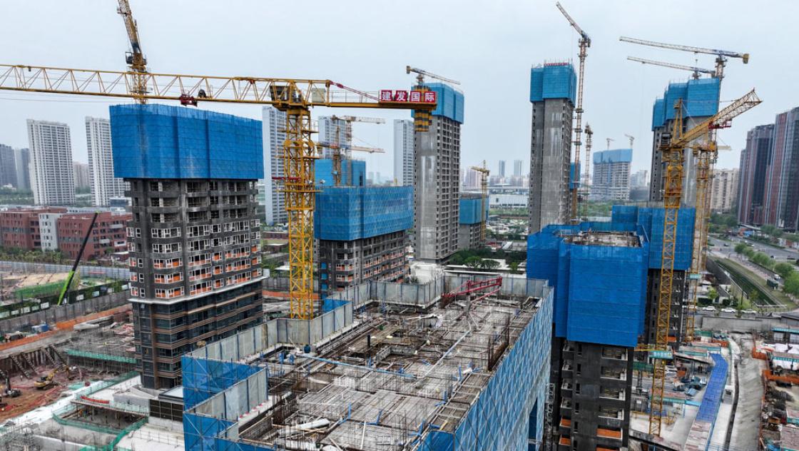 Der chinesische Immobiliensektor befindet sich in einer schweren Krise. Zu sehen ist eine Großbaustelle in Nanjing, 16.4.2024 (IMAGO / CFOTO) Der chinesische Immobiliensektor befindet sich in einer schweren Krise. Zu sehen ist eine Großbaustelle in Nanjing, 16.4.2024 (IMAGO / CFOTO)