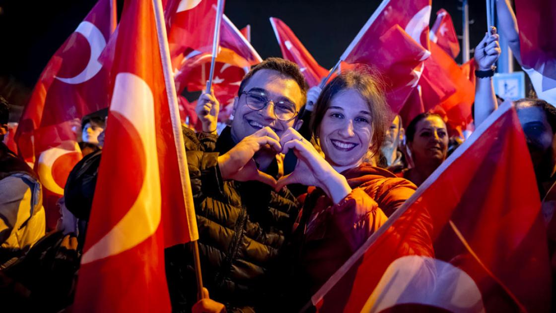 Ein Paar formt ein Herz mit den Händen. Sie feiern den Istanbuler Bürgermeister Ekrem İmamoğlu auf dem Saraçhane-Platz, 31.3.2024 (IMAGO / Middle East Images / Yağız Gürtuğ)