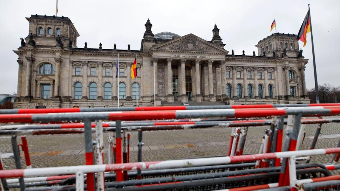 Absperrgitter vor dem Eingang zum Reichstagsgebäude. Nach dem Sturm von Trump-Anhängern und Demonstranten auf das Kapitol in Washington wurden auch am Bundestag in Berlin die Sicherheitsbemühungen angezogen, 12.1.2021 (IMAGO / Future Image / C. Hardt)