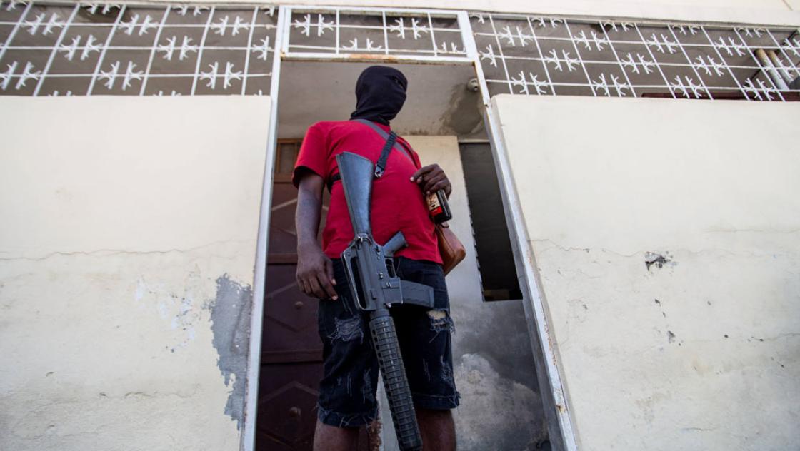 Jimmy Chérizier (Spitzname »Barbecue«), einer der mächtigsten Gangleader in Haiti warnt vor einem Bürgerkrieg. Auf dem Bild sieht man einen seiner schwerbewaffneten Soldaten in Port-au-Prince, 5.3.2024 (IMAGO / MAXPPP)