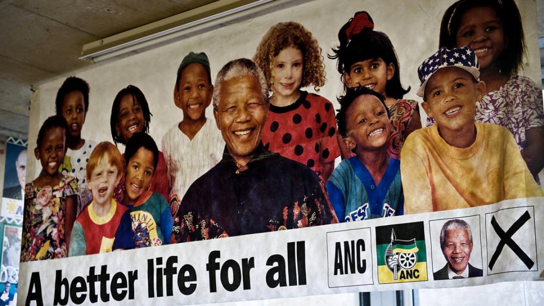 Wahlplakat des ANC zur ersten freien Wahl in Südafrika im Jahr 1994 mit Nelson Rolihlahla Mandela. Heute befindet es sich im Apartheid Museum in Johannesburg (IMAGO / Sven Simon)