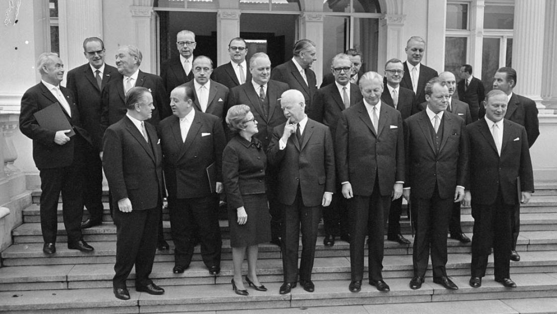 Foto des Bundeskabinetts unter Kurt Georg Kiesinger. Käte Strobel (SPD) war die einzige Ministerin. Sie war von 1966 bis 1969 Bundesministerin für Gesundheitswesen, 1.12.1966 (IMAGO / piemags)