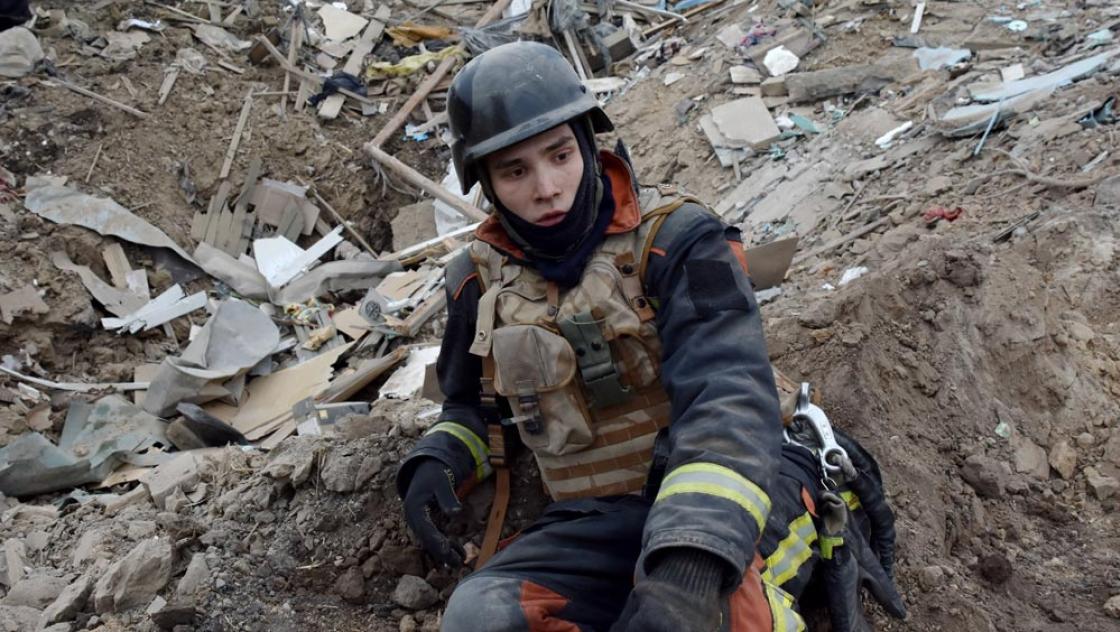 Ein ukrainischer Feuerwehrmann während eines Einsatzes nach dem russischen Raketenangriff in Saporischschja, 23.3.2024 (IMAGO / SOPA Images / Andriy Andriyenko)