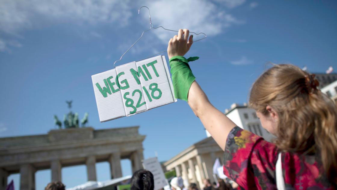 Protest gegen Paragraph 218 in Berlin. Derzeit gelten für Abtreibungen die in Paragraf 218 des Strafgesetzbuches festgeschriebenen Regeln. Foto vom 16.9.2023 (IMAGO / IPON) Protest gegen Paragraph 218 in Berlin. Derzeit gelten für Abtreibungen die in Paragraf 218 des Strafgesetzbuches festgeschriebenen Regeln. Foto vom 16.9.2023 (IMAGO / IPON)