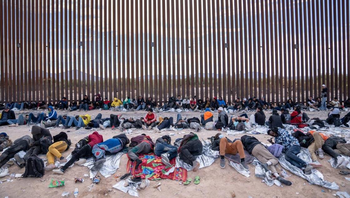 Migrant:innen an der Grenze zwischen Mexiko und den USA. Die kosmopolitische Perspektive verpflichtet uns, schreibt Seyla Benhabib, lange bevor die Migranten und Flüchtlinge vor der Tür stehen, zu untersuchen und zu analysieren, wie unsere nationalen und regionalen Politiken zu solchen Bewegungen beitragen. Foto vom 10.1.2024 (IMAGO / USA TODAY Network)