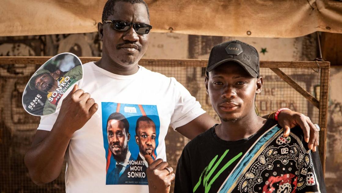 Während des Wahlkampfes: Ein Mann trägt ein T-Shirt mit dem Bildnis des Oppositionskandidaten Bassirou Diomaye Faye an der Seite von Ousmane Sonko, Thiès, Senegal, 21.3.2024 (IMAGO / Le Pictorium / Nicolas Remene) Während des Wahlkampfes: Ein Mann trägt ein T-Shirt mit dem Bildnis des Oppositionskandidaten Bassirou Diomaye Faye an der Seite von Ousmane Sonko, Thiès, Senegal, 21.3.2024 (IMAGO / Le Pictorium / Nicolas Remene)