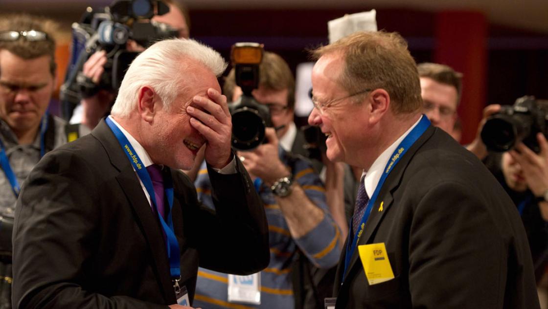 Wolfgang Kubicki (damals schleswig-holsteinischer Fraktionschef) und Dirk Niebel (FDP, damals Bundesminister für wirtschaftliche Zusammenarbeit und Entwicklung) auf dem Bundesparteitag der FDP in Berlin am 9.3.2013 (IMAGO / Sven Simon) Wolfgang Kubicki (damals schleswig-holsteinischer Fraktionschef) und Dirk Niebel (FDP, damals Bundesminister für wirtschaftliche Zusammenarbeit und Entwicklung) auf dem Bundesparteitag der FDP in Berlin am 9.3.2013 (IMAGO / Sven Simon)