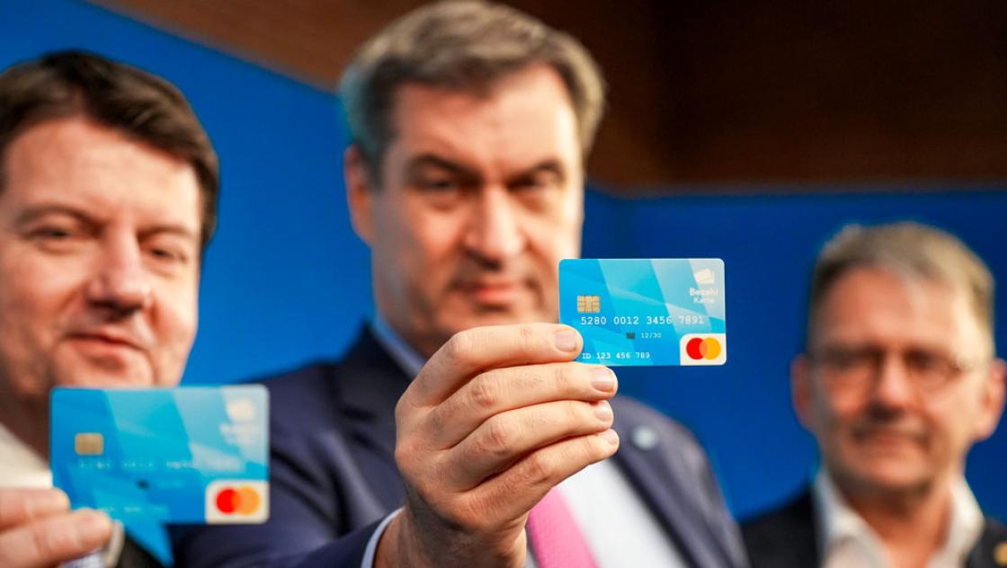Markus Söder (CSU) präsentiert auf einer Pressekonferenz in München die bayerische Bezahlkarte für Geflüchtete, 20.3.2024 (IMAGO / Bihlmayerfotografie) Markus Söder (CSU) präsentiert auf einer Pressekonferenz in München die bayerische Bezahlkarte für Geflüchtete, 20.3.2024 (IMAGO / Bihlmayerfotografie)