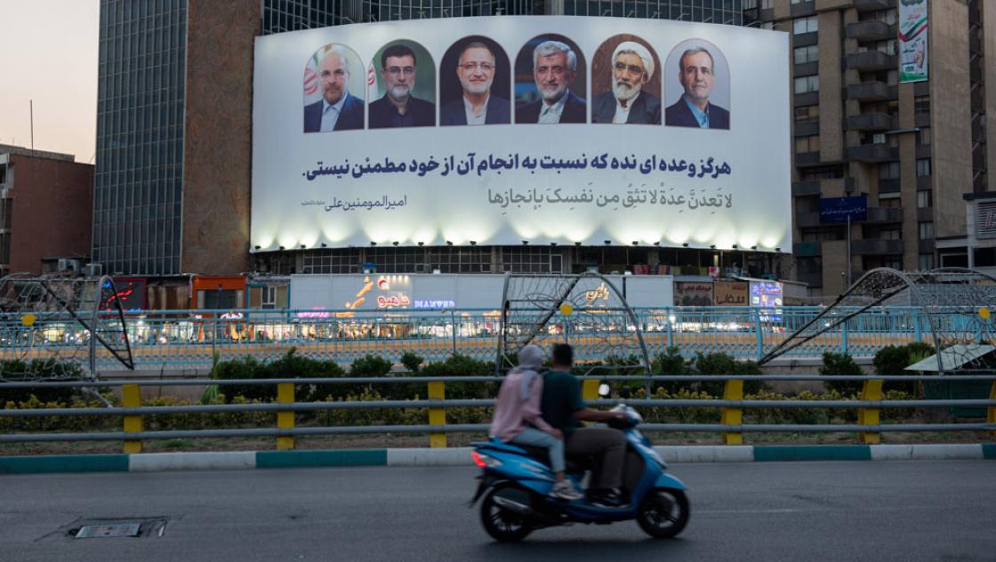 Eine Plakatwand mit den Gesichtern der sechs Kandidaten für die bevorstehenden iranischen Präsidentschaftswahlen am Valiasr-Platz im Zentrum Teherans, 15.6.2024 (IMAGO / Middle East Images / Hossein Beris) 