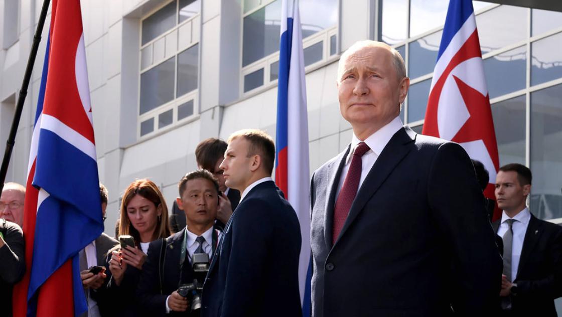 Russlands Präsident Wladimir Putin erwartet Nordkoreas Machthaber Kim Jong Un am Weltraumbahnhof Wostotschny in der Amur-Region, 13.9.2023 (IMAGO / UPI Photo) Russlands Präsident Wladimir Putin erwartet Nordkoreas Machthaber Kim Jong Un am Weltraumbahnhof Wostotschny in der Amur-Region, 13.9.2023 (IMAGO / UPI Photo)