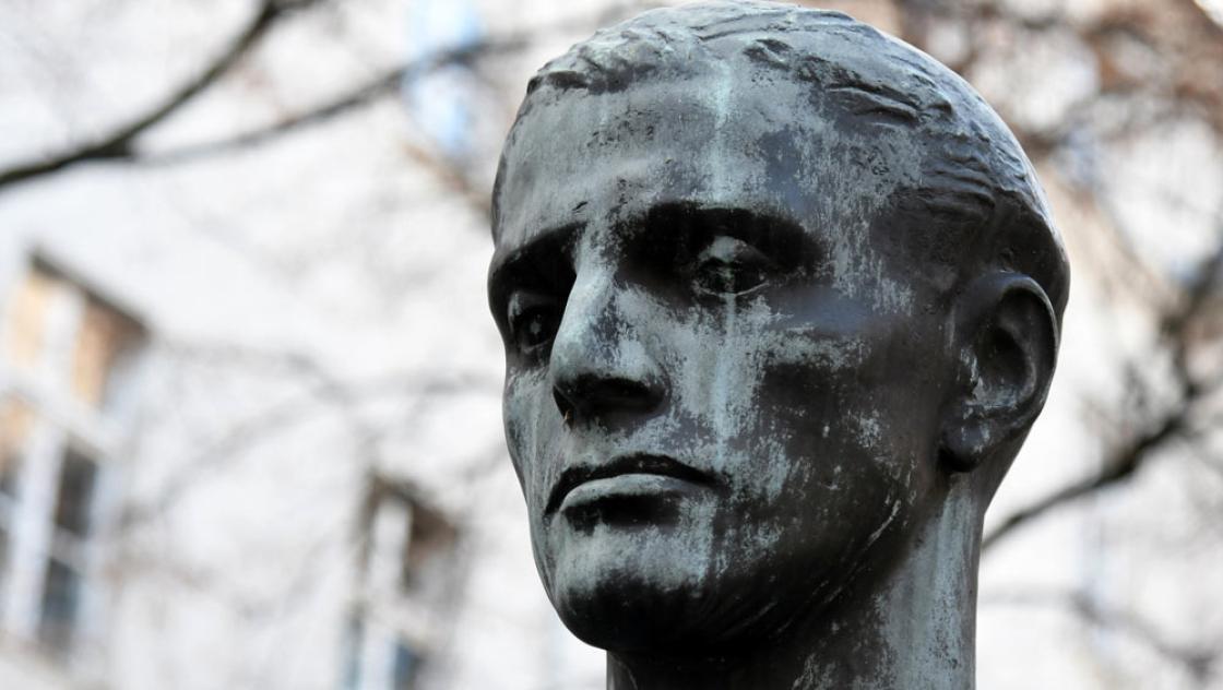 Die Statue steht am Ort der Erschießung von Claus Schenk Graf von Stauffenberg und seinen Mitverschwörer. Das Attentat vom 20. Juli 1944 war der bedeutendste Umsturzversuch des militärischen Widerstandes in der Zeit des Nationalsozialismus. (IMAGO / Winfried Rothermel) Die Statue steht am Ort der Erschießung von Claus Schenk Graf von Stauffenberg und seinen Mitverschwörer. Das Attentat vom 20. Juli 1944 war der bedeutendste Umsturzversuch des militärischen Widerstandes in der Zeit des Nationalsozialismus. (IMAGO / Winfried Rothermel)