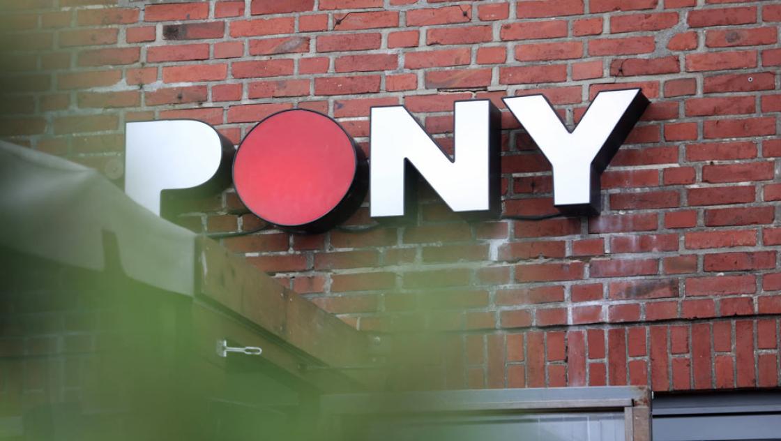 Die Pony-Bar auf Sylt. Die Videos von Party-Gästen, die hier rassistische Parolen grölen, gingen viral. (IMAGO / dts Nachrichtenagentur) Die Pony-Bar auf Sylt. Die Videos von Party-Gästen, die hier rassistische Parolen grölen, gingen viral. (IMAGO / dts Nachrichtenagentur)