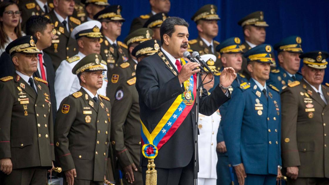 Der venezolanische Präsident Nicolás Maduro bei einer Gedenkveranstaltung mit Soldaten in Caracas, 4.8.2018 (IMAGO / Agencia EFE / Miguel Gutiérrez) Der venezolanische Präsident Nicolás Maduro bei einer Gedenkveranstaltung mit Soldaten in Caracas, 4.8.2018 (IMAGO / Agencia EFE / Miguel Gutiérrez)