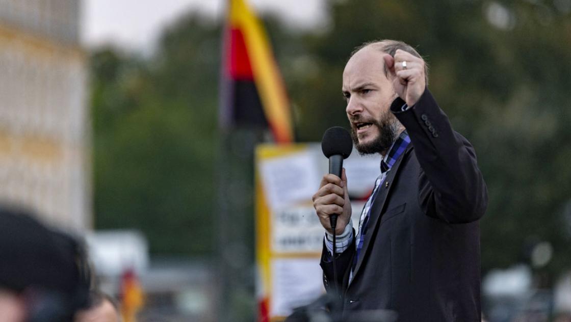 Martin Kohlmann von Pro Chemnitz spricht bei einer Demonstration vor dem Stadion vom Chemnitzer FC, 30.08.2018 (IMAGO / Paul Sander)