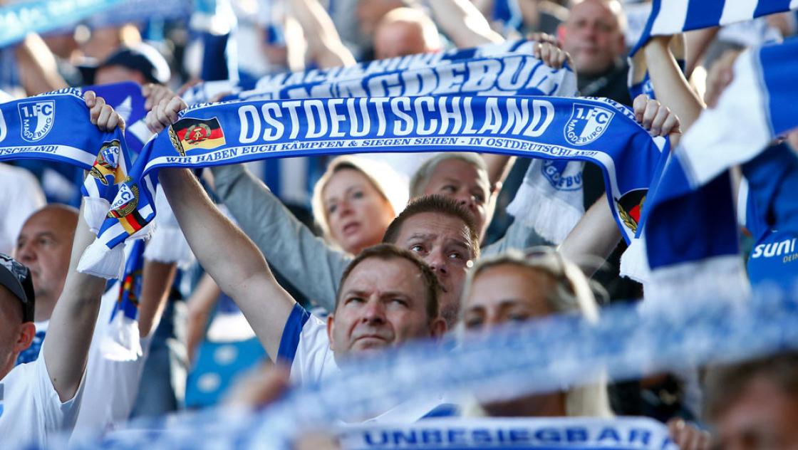 Fanschal des 1. FC Magdeburg mit der Aufschrift »Wir haben Euch kämpfen und siegen sehen – in Ostdeutschland!«, 20.9.2020 (IMAGO / Jan Huebner) Fanschal des 1. FC Magdeburg mit der Aufschrift »Wir haben Euch kämpfen und siegen sehen – in Ostdeutschland!«, 20.9.2020 (IMAGO / Jan Huebner)