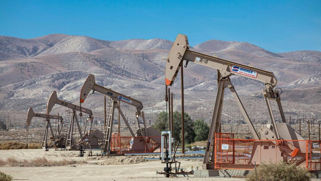 Belridge Oil Field in Kalifornien. Trump hat angekündigt, bei einer Rückkehr ins Amt Umweltvorschriften abzuschaffen und Ölbohrungen auszuweiten. 21.10.2021 (IMAGO / UIG / Peter Bennett) Belridge Oil Field in Kalifornien. Trump hat angekündigt, bei einer Rückkehr ins Amt Umweltvorschriften abzuschaffen und Ölbohrungen auszuweiten. 21.10.2021 (IMAGO / UIG / Peter Bennett)