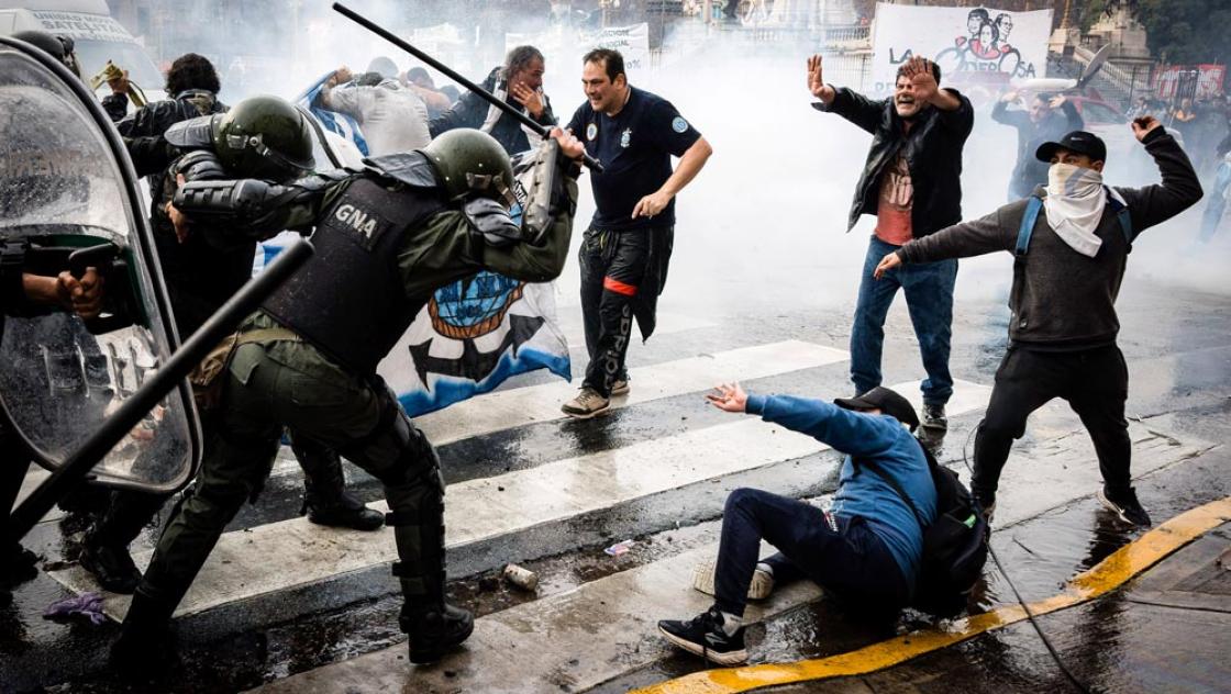 Die Proteste gegen die »Ley Bases« in Argentinien wurden brutal niedergeschlagen. Mit der Verabschiedung der Verabschiedung des Gesetzespakets steigt das Risiko für Menschenrechtsverletzungen und Umweltzerstörung enorm. 12.6.2024 (IMAGO / ZUMA Press Wire) Die Proteste gegen die »Ley Bases« in Argentinien wurden brutal niedergeschlagen. Mit der Verabschiedung der Verabschiedung des Gesetzespakets steigt das Risiko für Menschenrechtsverletzungen und Umweltzerstörung enorm. 12.6.2024 (IMAGO / ZUMA Press Wire)