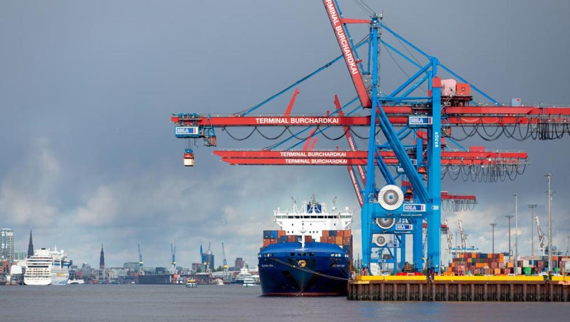 Containerschiff im Hamburger Hafen am Burchardkai, 20.4.2024 (IMAGO / CHROMORANGE) Containerschiff im Hamburger Hafen am Burchardkai, 20.4.2024 (IMAGO / CHROMORANGE)