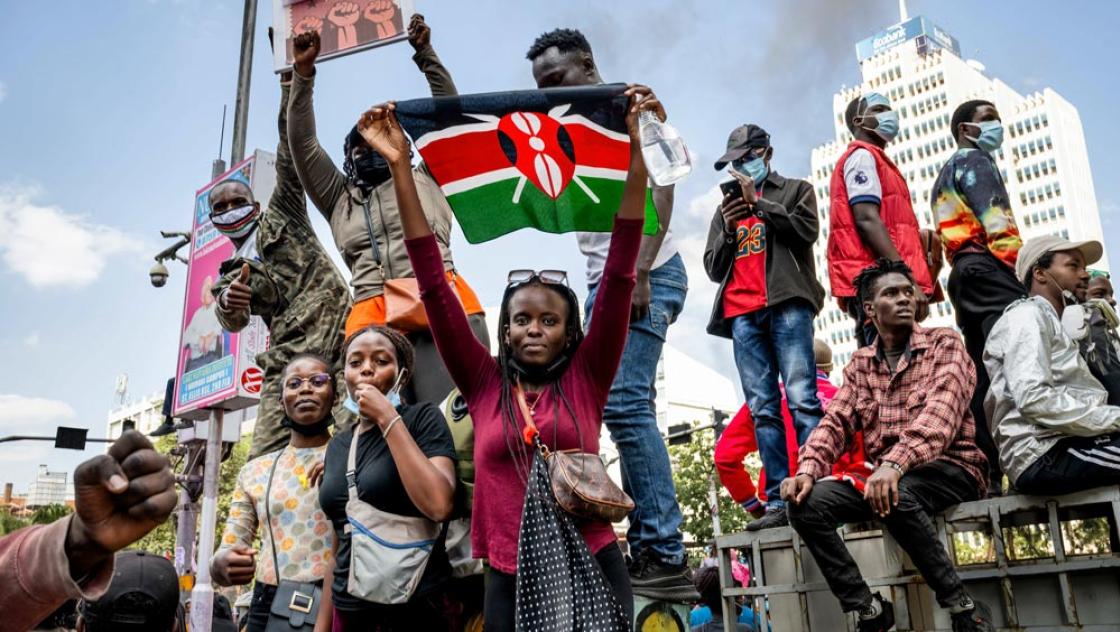 Teilnehmer einer Anti-Regierungs-Demonstration in Nairobi, Kenia, 25.6.2024 (IMAGO / ZUMA Press Wire / Katie G. Nelson) Teilnehmer einer Anti-Regierungs-Demonstration in Nairobi, Kenia, 25.6.2024 (IMAGO / ZUMA Press Wire / Katie G. Nelson)