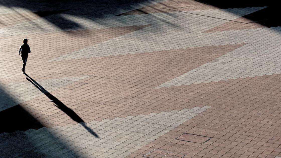 Ein Kind läuft über einen menschenleeren Platz, 22.5.2024 (IMAGO / Rolf Poss) Ein Kind läuft über einen menschenleeren Platz, 22.5.2024 (IMAGO / Rolf Poss)