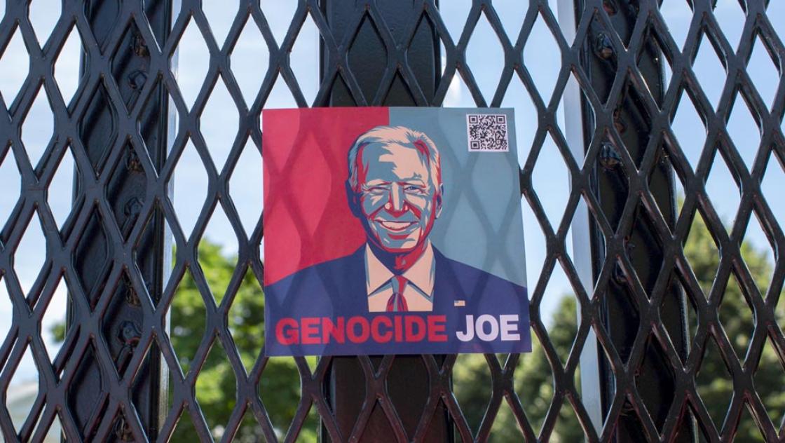 Ein Protestschild mit dem Konterfei von Joe Biden und der Unterschrift »Genocide Joe« in Washington D.C., 8.6.2024 (IMAGO / ZUMA Press Wire / Probal Rashid) Ein Protestschild mit dem Konterfei von Joe Biden und der Unterschrift »Genocide Joe« in Washington D.C., 8.6.2024 (IMAGO / ZUMA Press Wire / Probal Rashid)