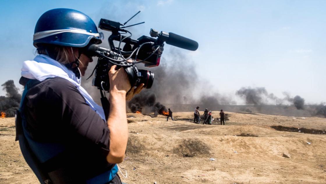 Ein Fernsehjournalist im Gazastreifen, 12.5.2018 (IMAGO / Le Pictorium / Michael Bunel)