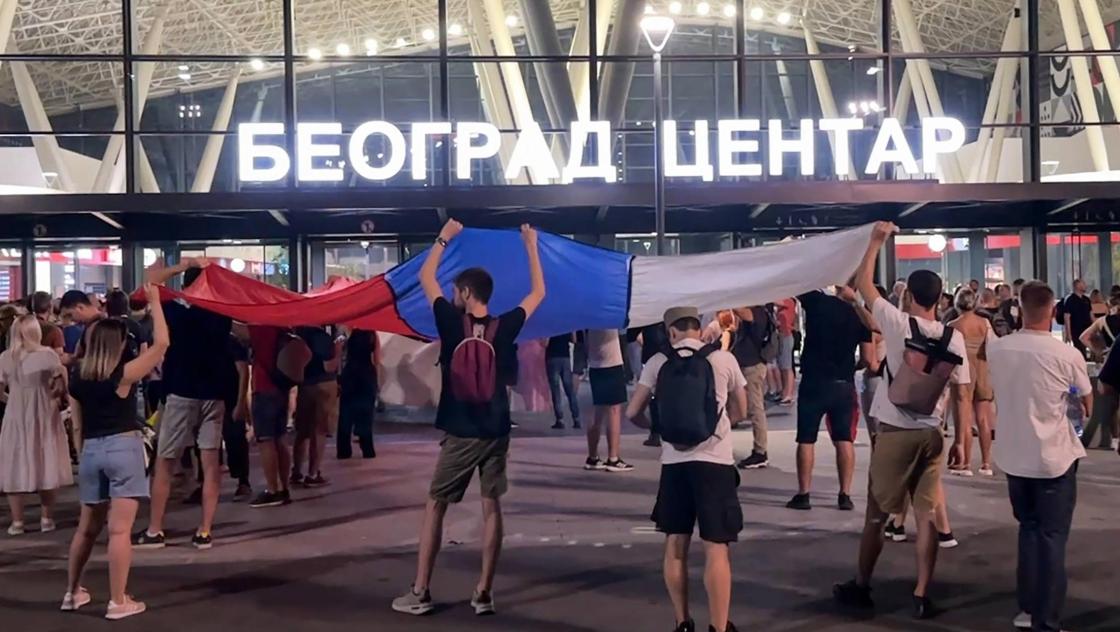Die Menschen in Belgrad protestieren gegen die geplante Lithium-Mine, 11.8.2024 (IMAGO / ITAR-TASS / Alexander Dzyuba)