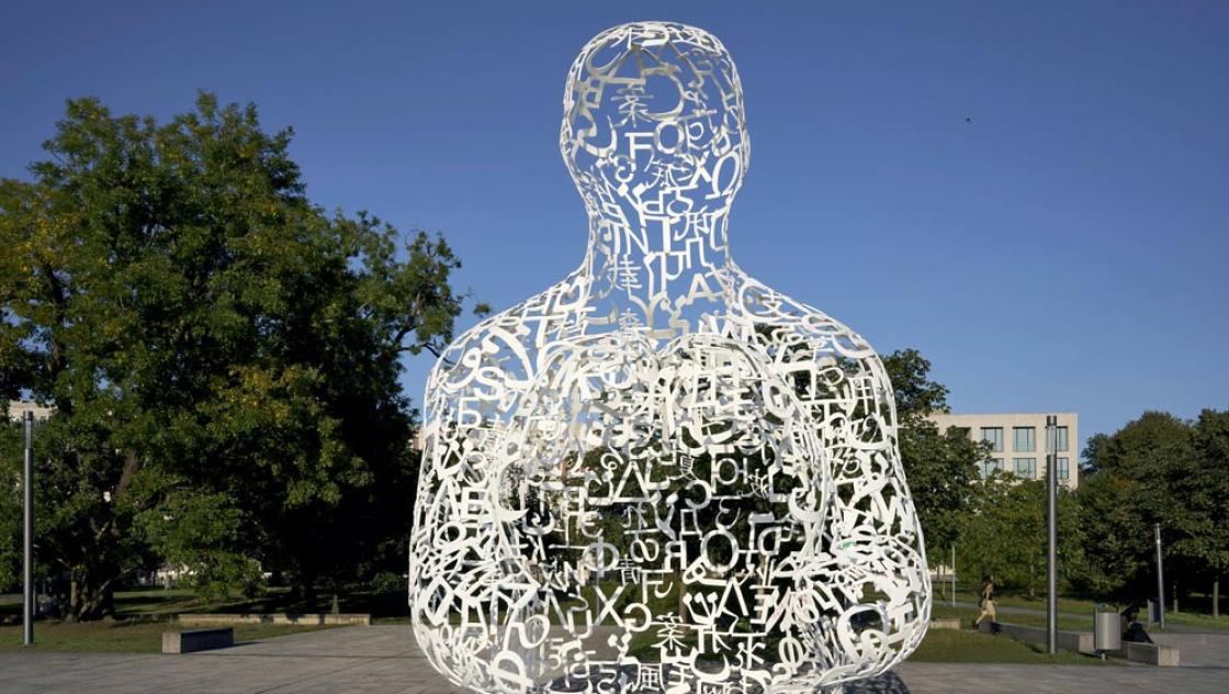 Die Skulptur »Body of Knowledge« von Jaume Plensa auf dem Theodor W. Adorno-Platz auf dem Campus der Goethe-Universität in Frankfurt am Main, 28.8.2024 ( IMAGO/ imagebroker /Gabriele Thielmann)
