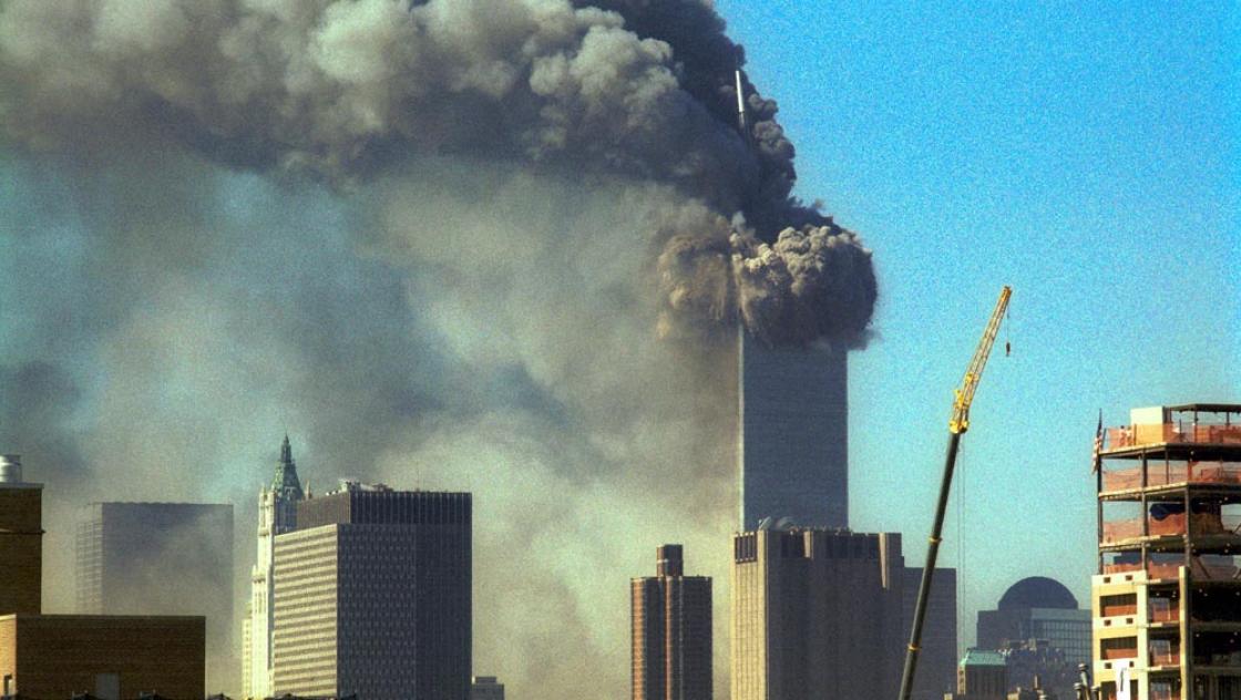 Ein brennender Turm des World Trade Center nach den Terroranschlägen vom 11. September 2001 (IMAGO / Newscom World / Carol Bernson / Black Star) Ein brennender Turm des World Trade Center nach den Terroranschlägen vom 11. September 2001 (IMAGO / Newscom World / Carol Bernson / Black Star)