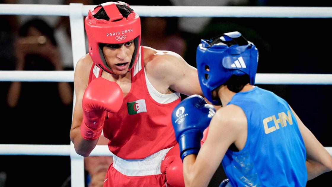 Imane Khelif bei den Olympischen Spielen 2024 in Paris im Duell mit Yang Liu, 9.8.2024 (IMAGO / ABACAPRESS / Julien Poupart)