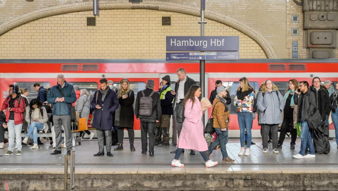 Reisende am Hamburger Hauptbahnhof, 18.4.2023 (IMAGO / Schöning)