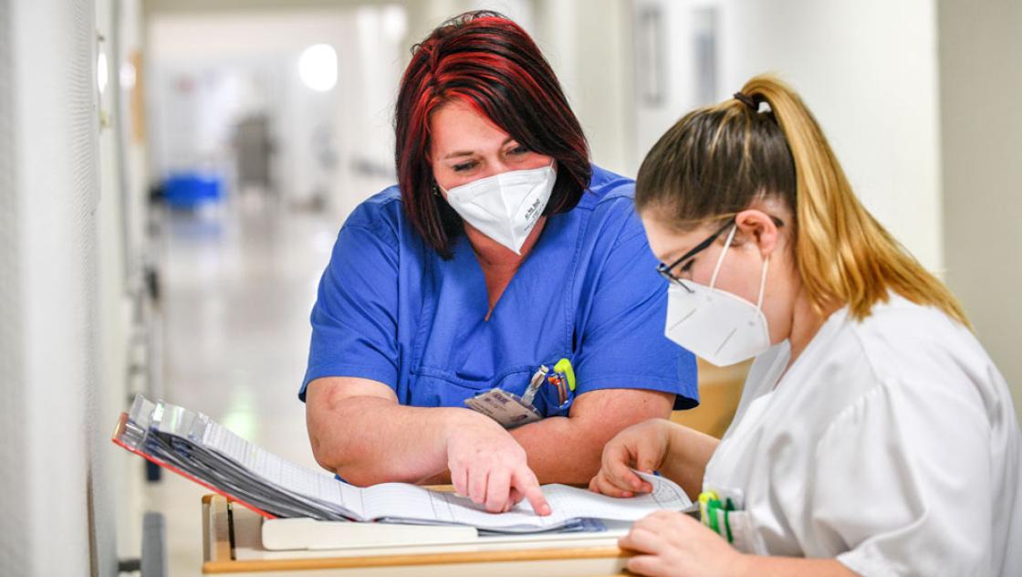 Pflegekräfte im Krankenhaus in Gelsenkirchen, 15.12.2020 (IMAGO / Funke Foto Services)