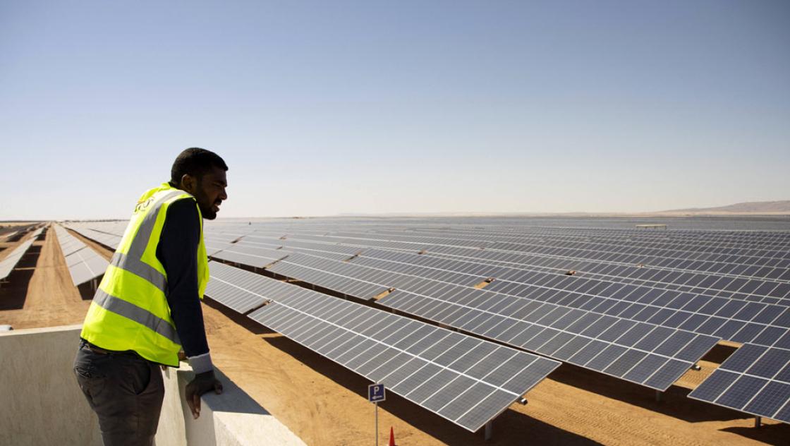 Der Solarpark Benban in Ägypten. Mit einer Stromerzeugung von rund 1,6 Gigawatt nennt sich Benban eine der größten Photovoltaik-Anlagen der Welt. Sie wurde auch mit deutscher Unterstützung finanziert und gebaut, 7.2.2020 (Ute Grabowsky / photothek / IMAGO) Der Solarpark Benban in Ägypten. Mit einer Stromerzeugung von rund 1,6 Gigawatt nennt sich Benban eine der größten Photovoltaik-Anlagen der Welt. Sie wurde auch mit deutscher Unterstützung finanziert und gebaut, 7.2.2020 (Ute Grabowsky / photothek / IMAGO)
