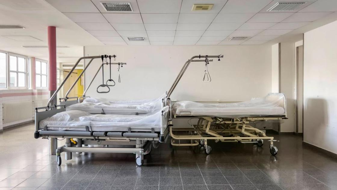 Krankenhaus in Bayern, Leere Betten abgestellt in einem Gang, 9.11.2024 (IMAGO / MiS) Krankenhaus in Bayern, Leere Betten abgestellt in einem Gang, 9.11.2024 (IMAGO / MiS)