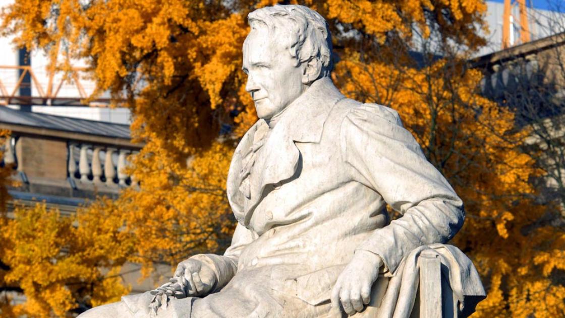 Humboldt-Denkmal vor der Humboldt-Universität in Berlin (IMAGO / PEMAX)