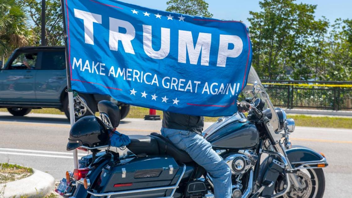 Ein Biker und Trump-Supporter in West Palm Beach, Florida, 21.3.2024 (IMAGO / ZUMA Press Wire / Dominic Gwinn) Ein Biker und Trump-Supporter in West Palm Beach, Florida, 21.3.2024 (IMAGO / ZUMA Press Wire / Dominic Gwinn)