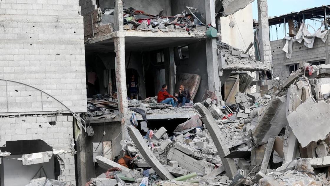 Zwei Männer sitzen in den Trümmern von Nuseirat in Gaza, 29.11.2024 (IMAGO / NurPhoto / Majdi Fathi) Zwei Männer sitzen in den Trümmern von Nuseirat in Gaza, 29.11.2024 (IMAGO / NurPhoto / Majdi Fathi)