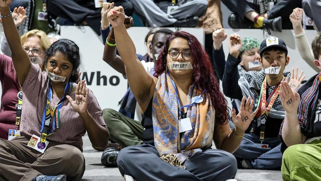 Protestierende während der UN-Klimakonferenz COP29 in Baku, 23.11.2024 (IMAGO / SOPA Images / Dominika Zarzycka) Protestierende während der UN-Klimakonferenz COP29 in Baku, 23.11.2024 (IMAGO / SOPA Images / Dominika Zarzycka)