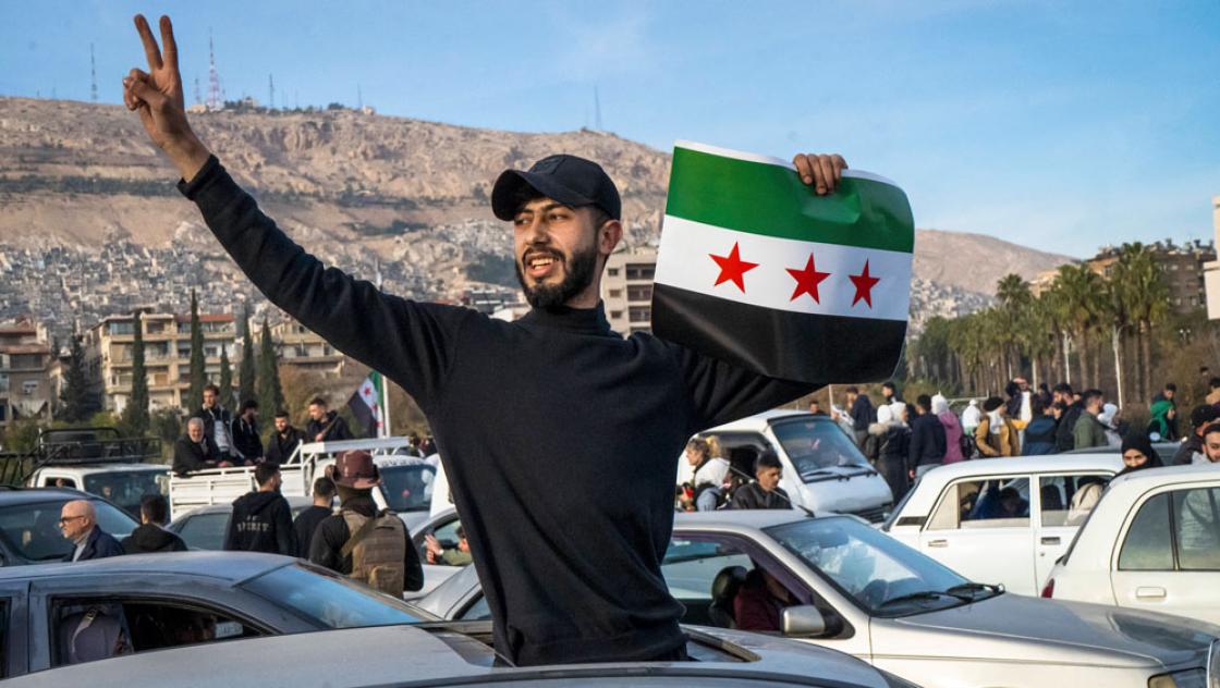 Die Syrer:innen feiern den Sturz des Diktatord Baschar al-Assad in Damaskus, 10.12.2024 (IMAGO / Middle East Images) Die Syrer:innen feiern den Sturz des Diktatord Baschar al-Assad in Damaskus, 10.12.2024 (IMAGO / Middle East Images)