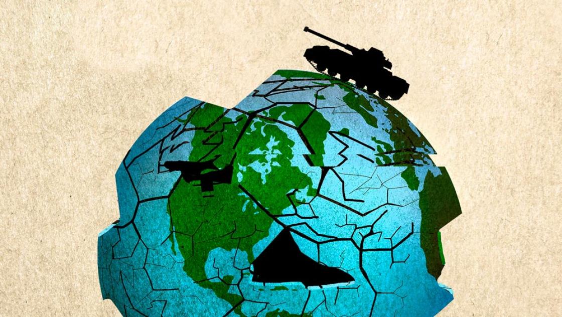 Symbolbild: Ein Panzer rollt über einen zerbrochenen Globus (IMAGO / Ikon Images) Symbolbild: Ein Panzer rollt über einen zerbrochenen Globus (IMAGO / Ikon Images)