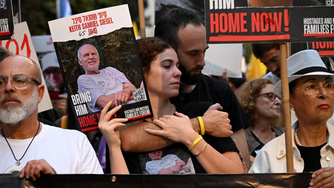 »Es wird kein Ende des Krieges geben, ohne dass die Geiseln zurückkehren«, schreibt Gershon Baskin. Man sieht eine Teilnehmende einer Demo für einen Geisel-Deal, 10.10.2024 (IMAGO / UPI Photo / Debbie Hill) 