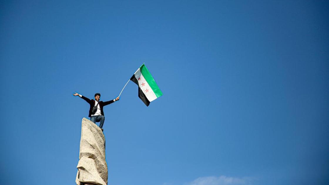 Ein Syrer feiert den Sturz Assads auf dem Saadallah al-Jabiri-Platz in Aleppo, 13.12.2024 (Juma Mohammad / IMAGO / ZUMA Press Wire) Ein Syrer feiert den Sturz Assads auf dem Saadallah al-Jabiri-Platz in Aleppo, 13.12.2024 (Juma Mohammad / IMAGO / ZUMA Press Wire)