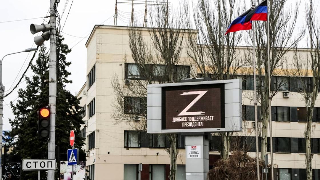 Auf einem russischen Propagandaplakat in Donezk steht unter einem Z-Zeichen: Donbass unterstützt den Präsidenten! 5.3.2022 (Valentin Sprinchak / IMAGO / ITAR-TASS) Auf einem russischen Propagandaplakat in Donezk steht unter einem Z-Zeichen: Donbass unterstützt den Präsidenten! 5.3.2022 (Valentin Sprinchak / IMAGO / ITAR-TASS)
