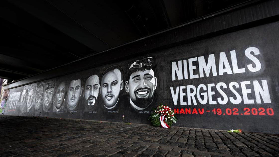 Gedenk-Graffito mit den Gesichtern der Opfer des Hanauer Anschlags und den Worten »Niemals Vergessen« an der Friedensbrücke in Frankfurt (IMAGO / greatif) Gedenk-Graffito mit den Gesichtern der Opfer des Hanauer Anschlags und den Worten »Niemals Vergessen« an der Friedensbrücke in Frankfurt (IMAGO / greatif)