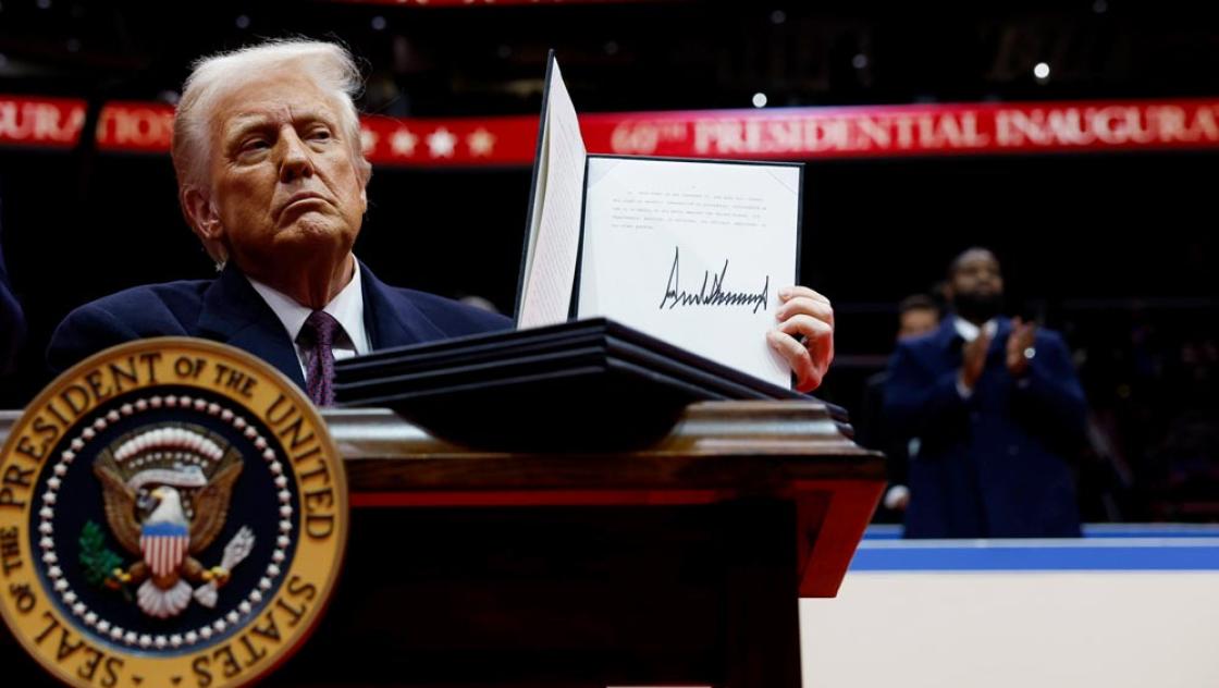 Donald Trump mit einem der ersten Dekrete, die er nach seiner Vereidigung unterschrieben hat, 20.1.2025 (Anna Moneymaker / IMAGO / UPI Photo)